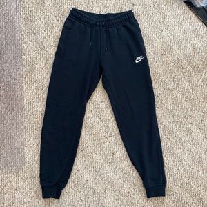 Nike Women's Sportswear Essential Fleece Jogger Pants